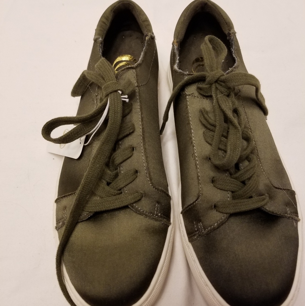 NEW with TAGS size 6 shoes